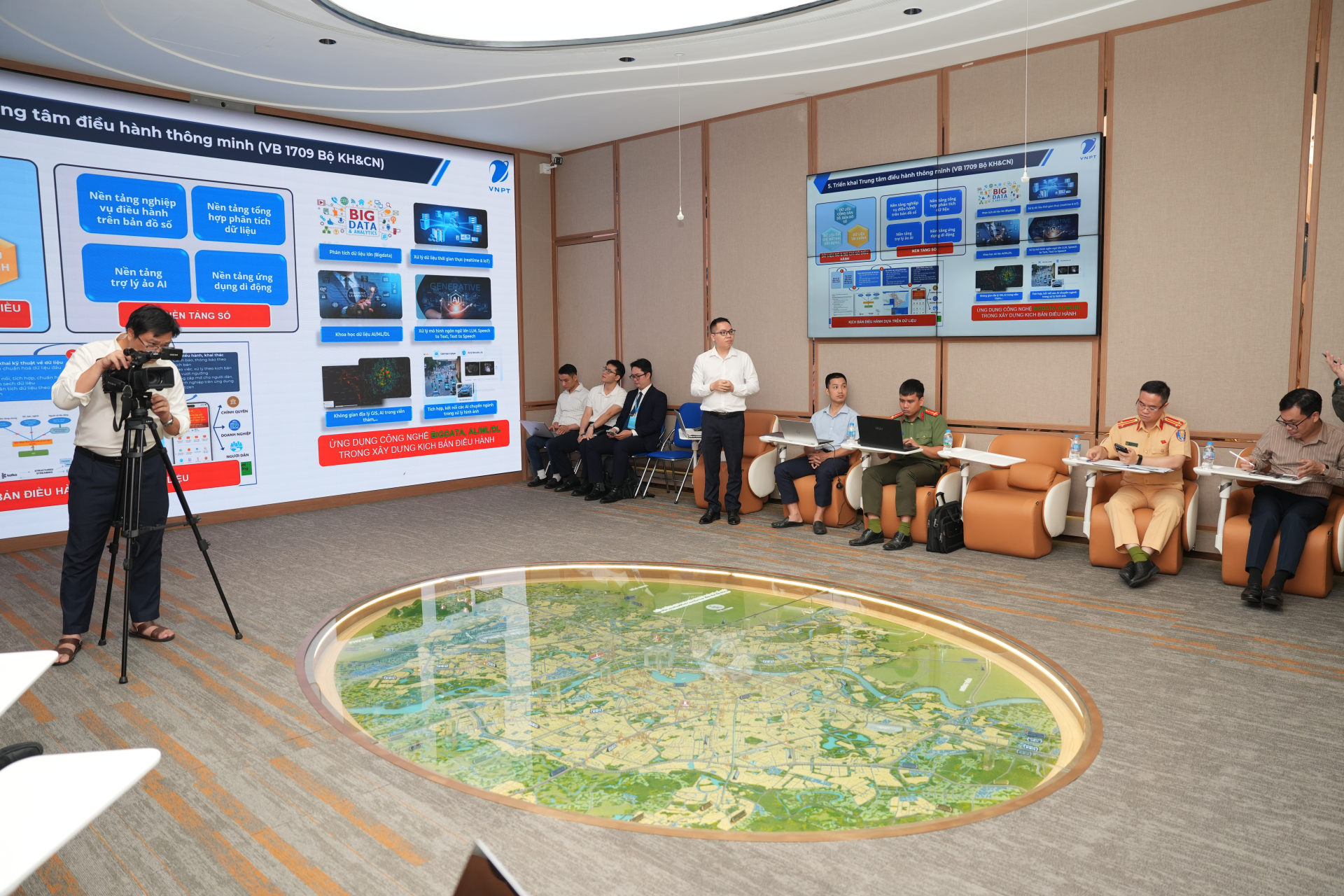 Chủ tịch Mạng lưới các Thành phố thông minh ASEAN khảo sát Trung tâm HaNoi IOC