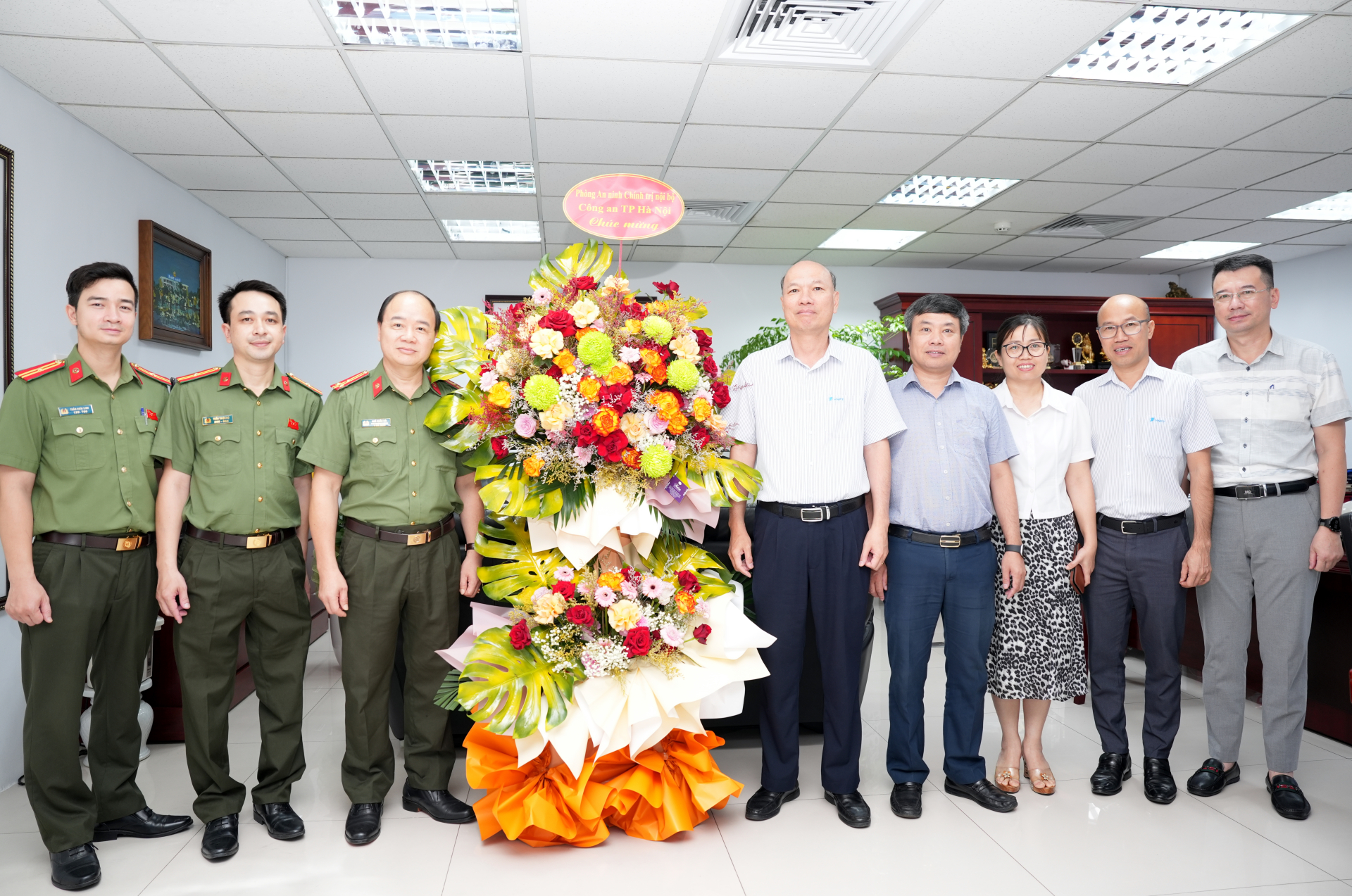 CÔNG AN THÀNH PHỐ HÀ NỘI CHÚC MỪNG VNPT HÀ NỘI NHÂN NGÀY TRUYỀN THỐNG NGÀNH BƯU ĐIỆN.