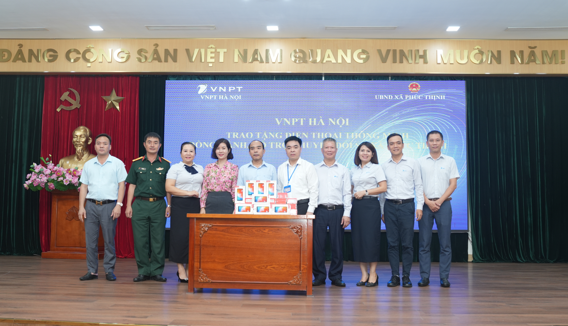 VNPT Hà Nội trao tặng 60 Smartphone cho người dân có hoàn cảnh khó khăn tại 02 xã Thư Lâm và Phúc Thịnh: Giữ trọn kết nối đúng ngày tắt sóng 2G